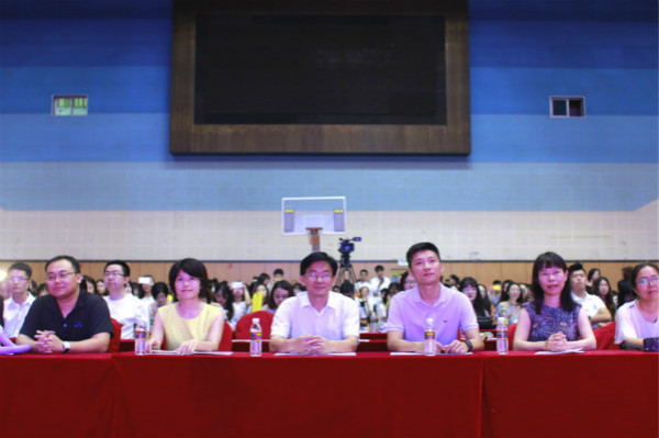 校党委常务副书记廖清林出席观看晚会